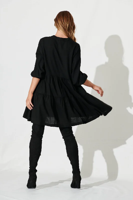 caracelle-smock-dress-in-black